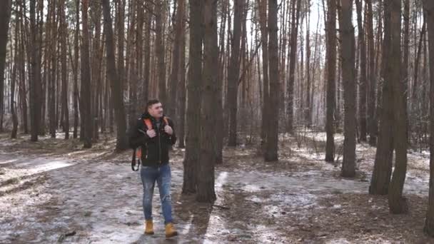 Ormanda Sırt Çantalı Gezgin Bir Adam Sırt Çantalı Yakışıklı Adamın — Stok video