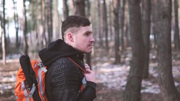 Porträt Eines Jungen Mannes Mit Rucksack Wald — Stockvideo