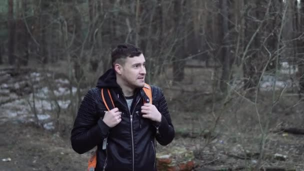 Porträt Eines Jungen Mannes Mit Rucksack Wald — Stockvideo