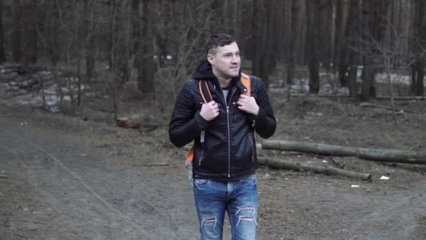 Portret Van Een Jonge Man Met Rugzak Het Bos — Stockvideo