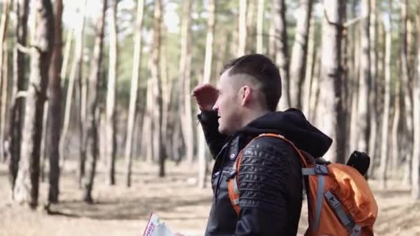 森の中のリュックを持つ若い男の肖像 — ストック動画
