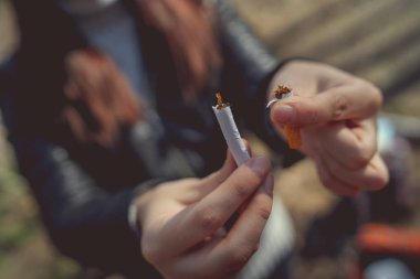 Kadın son dakika sigara ve istifa smokingcloseup kırpma kadının sigara sigarayı fikri için bölme kırpma