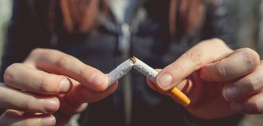 Kadın son dakika sigara ve istifa smokingcloseup kırpma kadının sigara sigarayı fikri için bölme kırpma