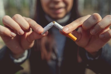 Kadın son dakika sigara ve istifa smokingcloseup kırpma kadının sigara sigarayı fikri için bölme kırpma