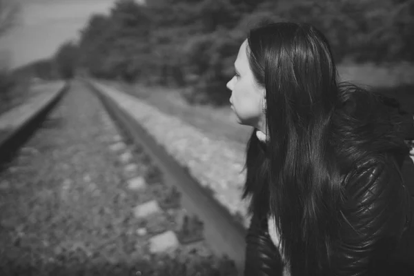 생각깊은 여성의 흑백의 측면에서 철도에 자연을 바라보는 — 스톡 사진