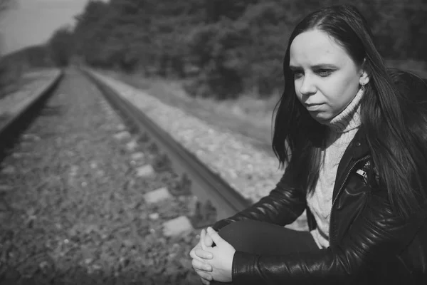 Düşünceli Kadın Demiryolunda Oturuyor Siyah Beyaz Düşünceli Genç Bir Kadın — Stok fotoğraf