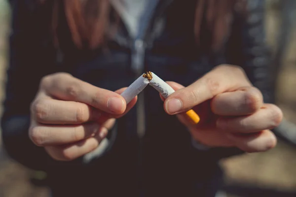 Mujer Cosecha Romper Cigarrillo Dejar Fumarprimer Plano Mujer Cosecha Dividir — Foto de Stock