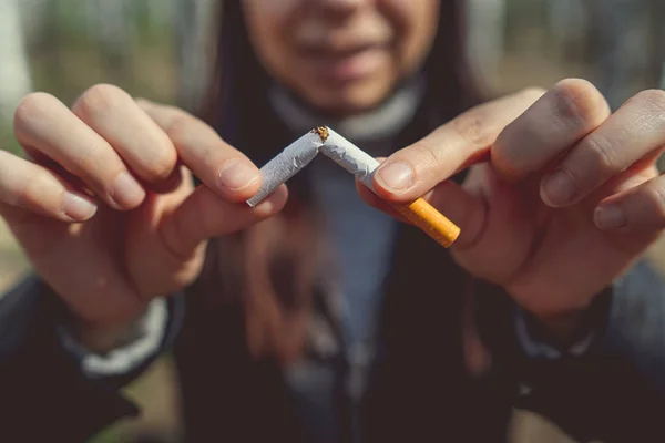 Mujer Cosecha Romper Cigarrillo Dejar Fumarprimer Plano Mujer Cosecha Dividir — Foto de Stock