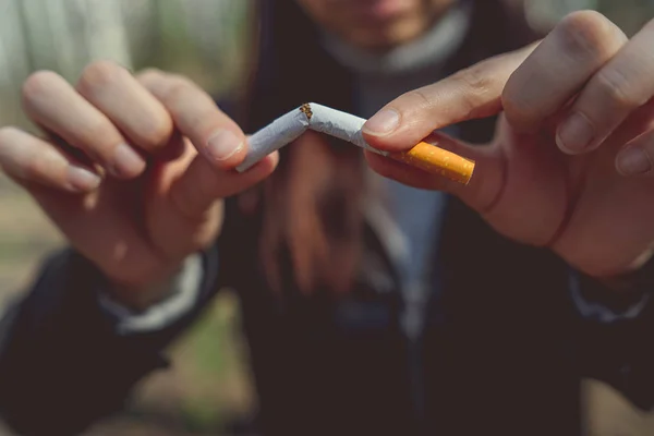 Женщина Полях Разбивает Сигарету Бросает Курить Крупный План Женщины Полях — стоковое фото