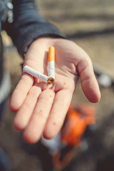Crop Woman Holding Split Cigaretteprimer Plano Mujer Cosecha Que Sostiene — Foto de Stock