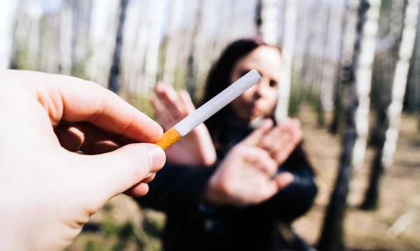 Женщина Отказывается Взять Сигарету Crop Мужской Руки Предлагая Сигарету Женщине — стоковое фото