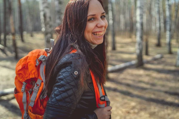 Traveling Woman Backpack Woods Side View Brunette Standing Bright Orange — Stock Photo, Image