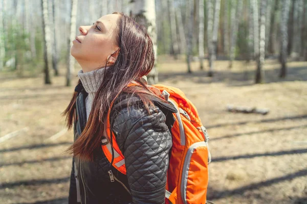 Traveling Woman Backpack Woodsside View Brunette Standing Bright Orange Backpack — Stock Photo, Image