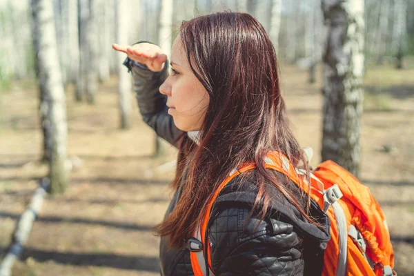 Traveling Woman Backpack Woods Side View Brunette Standing Bright Orange — Stock Photo, Image