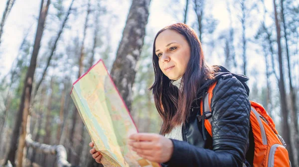 Traveling Woman Map Woods Woman Backpack Sitting Log Woods Reading — Stock Photo, Image