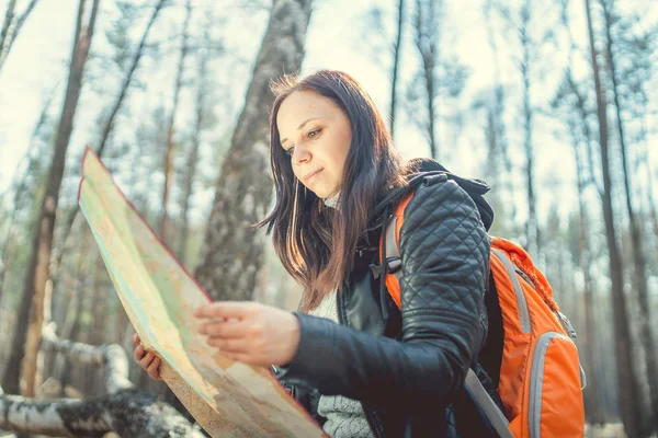 Traveling Woman Backpack Woodsside View Brunette Standing Bright Orange Backpack — Stock Photo, Image