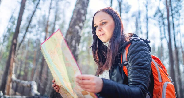 Traveling Woman Map Woods Woman Backpack Sitting Log Woods Reading — Stock Photo, Image