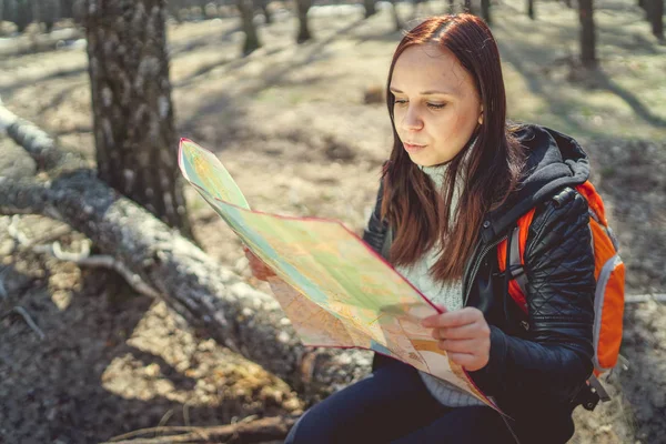 Viajar Mujer Con Mapa Bosque Desde Abajo Mujer Con Mochila — Foto de Stock