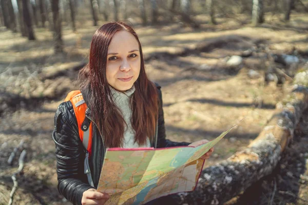 Traveling Woman Map Woods Woman Backpack Sitting Log Woods Reading — Stock Photo, Image