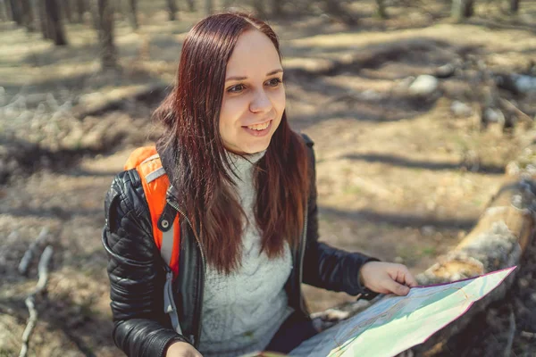 Reizende Vrouw Met Kaart Bossen Van Beneden Van Vrouw Met — Stockfoto