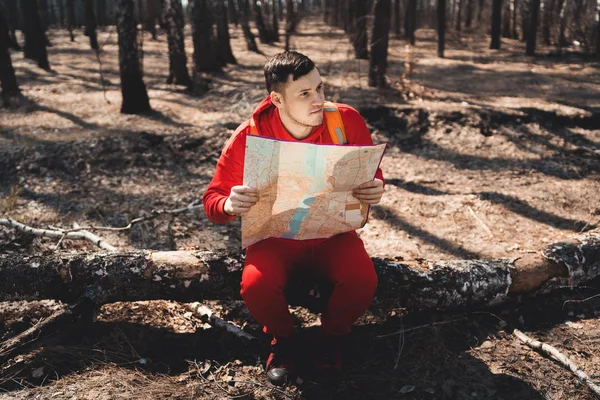 Hombre Con Mochila Mapa Lectura Maderasjoven Hombre Inspirado Ropa Deportiva — Foto de Stock