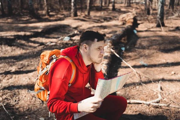 Hombre Con Mochila Mapa Lectura Maderasjoven Hombre Inspirado Ropa Deportiva — Foto de Stock