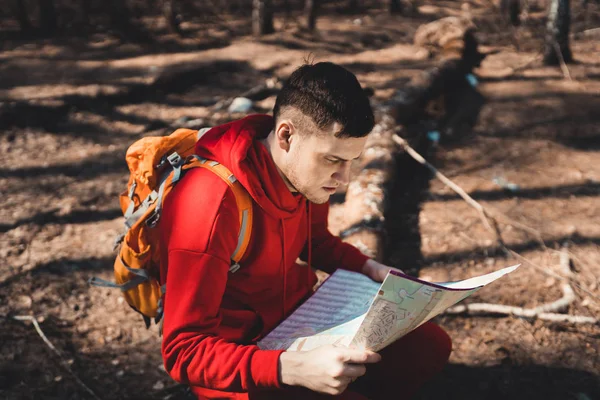 Hombre Con Mochila Mapa Lectura Maderasjoven Hombre Inspirado Ropa Deportiva — Foto de Stock