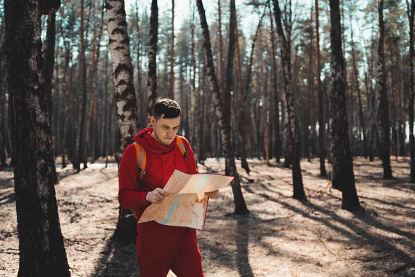 Traveling Man Map Woodsside View Man Backpack Reading Map Looking — Stock Photo, Image