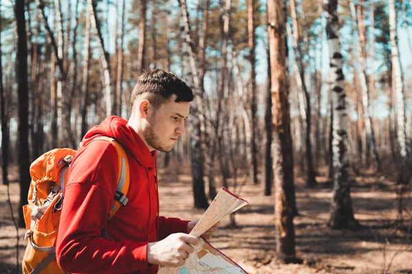 Traveling Man Map Woodsside View Man Backpack Reading Map Looking — Stock Photo, Image