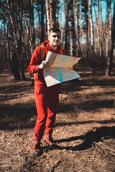 남자의 Woodsside 보기에 지도와 숲에서 — 스톡 사진
