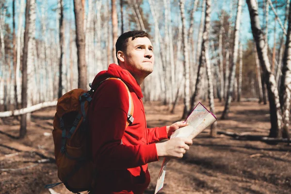 Traveling Man Map Woodsside View Man Backpack Reading Map Looking — Stock Photo, Image