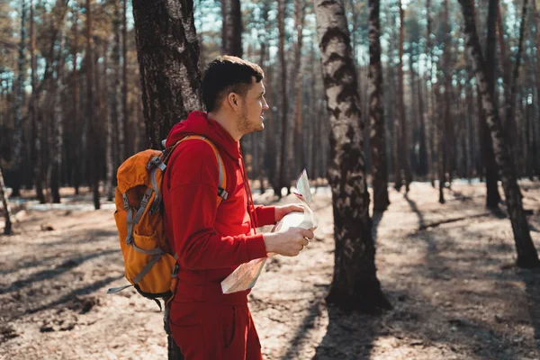 Hombre Viajero Con Mapa Maderasvista Lateral Del Hombre Con Mochila — Foto de Stock