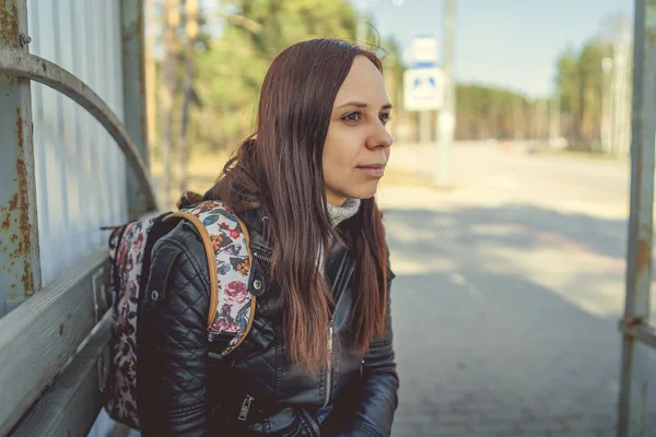 Mladá Bruneta Sedí Autobusové Zastávce Nenáročná Žena Černém Koženém Kabátě — Stock fotografie