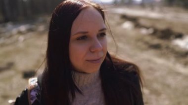 Şehirde poz veren güzel bir kadın.