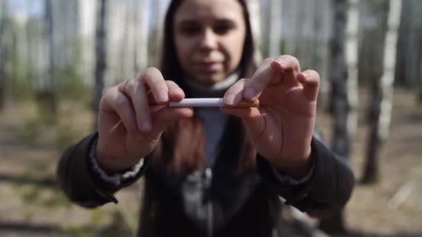 作物妇女打破香烟和戒烟 作物妇女分裂香烟的特写镜头为戒烟的想法 — 图库视频影像
