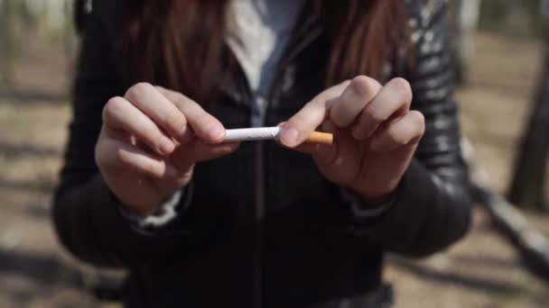 作物妇女打破香烟和戒烟 作物妇女分裂香烟的特写镜头为戒烟的想法 — 图库视频影像