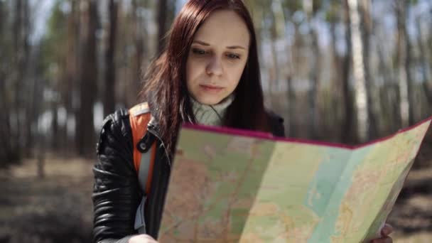 Viajar Mujer Con Mapa Bosque Desde Abajo Mujer Con Mochila — Vídeos de Stock