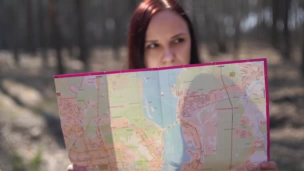 Podróżowanie Kobieta Mapą Lesie Dołu Kobiety Plecakiem Siedzi Logu Lesie — Wideo stockowe