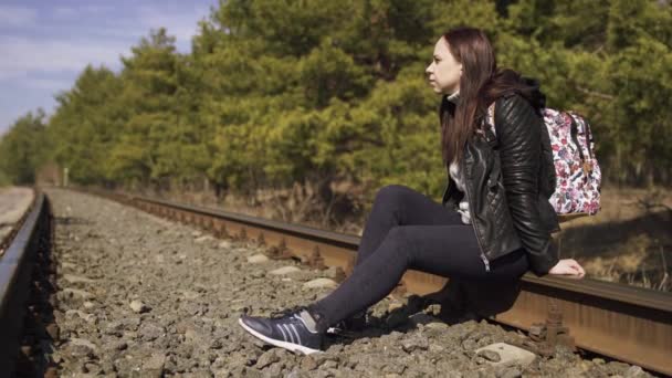 Uma Mulher Pensativa Sentada Caminho Ferro Vista Lateral Jovem Mulher — Vídeo de Stock