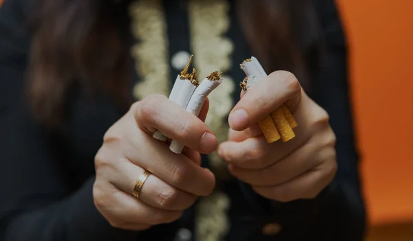 Mujer Las Cosechas Rompiendo Cigarrillos Dejando Fumar Primer Plano Mujer — Foto de Stock