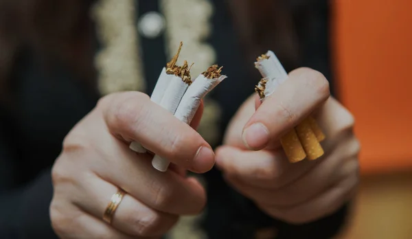 Mujer Las Cosechas Rompiendo Cigarrillos Dejando Fumar Primer Plano Mujer — Foto de Stock