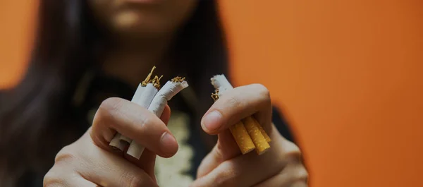 Mujer Las Cosechas Rompiendo Cigarrillos Dejando Fumar Primer Plano Mujer — Foto de Stock