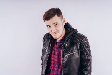 Deri ceketli genç erkek portresi üzerinde moda ceketli adam kadar zipping ve beyaz arka plan üzerinde kamera gülümseyerek