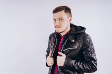 Deri ceketli genç erkek portresi üzerinde moda ceketli adam kadar zipping ve beyaz arka plan üzerinde kamera gülümseyerek