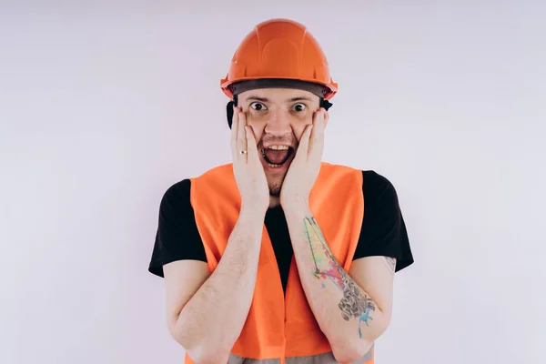 Hombre Uniforme Trabajo Sobre Fondo Blancoretrato Hombre Joven Naranja Brillante — Foto de Stock