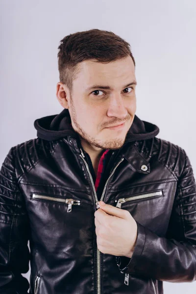 Férfi Divatos Kabát Fehér Backgroundportréja Fiatal Férfi Bőrkabát Cipzár Mosolyogva — Stock Fotó