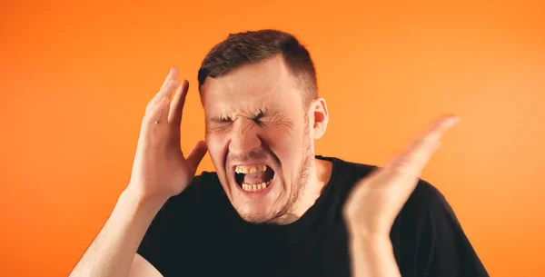 Mann Bekommt Ohrfeige Auf Orangefarbenem Hintergrund Unglücklicher Mann Bekommt Ohrfeige — Stockfoto
