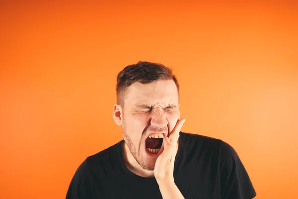 Ember Egyre Csapott Narancssárga Backgroundszerencsétlen Megijedt Ember Egyre Pofon Állva — Stock Fotó