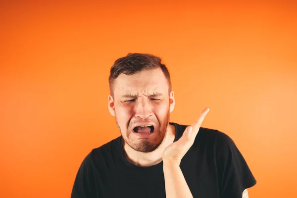 Ember Egyre Csapott Narancssárga Backgroundszerencsétlen Megijedt Ember Egyre Pofon Állva — Stock Fotó