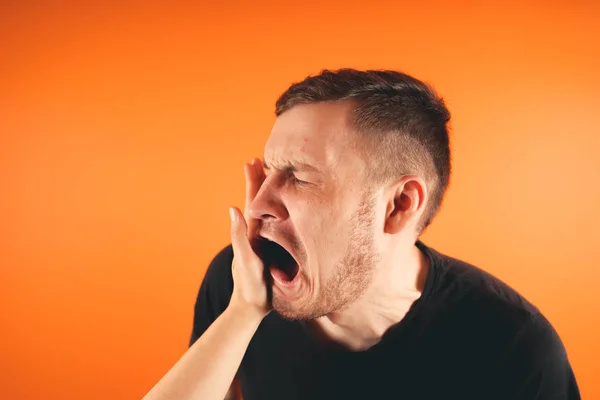 Mann Bekommt Ohrfeige Auf Orangefarbenem Hintergrund Unglücklicher Mann Bekommt Ohrfeige — Stockfoto